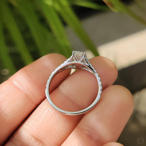 Bague de fiançailles unique en diamant de laboratoire avec une esthétique minimaliste pour les femmes élégantes et les futures mariées d'Inde - Product Image 5