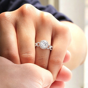 Anello di Fidanzamento con Zirconi a Quattro Punte e Fascia a Catena, Gioiello di Lusso per Proposta di Matrimonio - Product Image 2