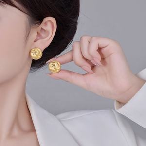 Nouvelles boucles d'oreilles clous haut de gamme en cuivre plaqué or, finition brossée dépolie, avec perle d'imitation bouton, polyvalentes pour le quotidien et comme cadeau - Product Image 2