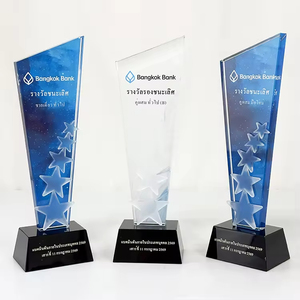 Trophées en cristal <span class=keywords><strong>de</strong></span> verre avec base noire, décoration en étoiles à cinq branches, étoiles givrées, impression couleur intégrale - Product Image 1