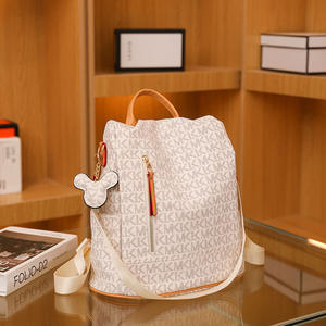 <span class=keywords><strong>Zaino</strong></span> in <span class=keywords><strong>Pelle</strong></span> di Lusso Antifurto per Donne con Stampa Logo, Chiusura a Cerniera, Resistente e Impermeabile per Viaggi - Product Image 4