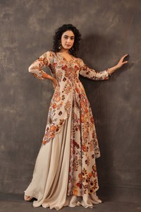 ชุดเดรส Anarkali ลายดอกไม้สีเบจพร้อมดีไซน์ระบายเป็นชั้นๆ สำหรับงานเทศกาลและงานปาร์ตี้ สำหรับผู้หญิง พร้อมจำหน่ายแล้ว - Product Image 5