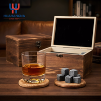 Coffret Cadeau Whisky Personnalisé avec Logo : Verre à Whisky 10 oz à Base Lourde et Pierres Refroidissantes, Sous Verre Réutilisable en Bois, dans Boîte en Bois – Cadeau d'Entreprise