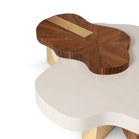 Table basse artistique multicouche en bois organique avec incrustation radiale en noyer et accents en bois