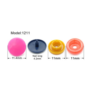 Botones de China Ventas directas de fábrica 12mm Botones de presión rápida 1211 Plástico T5 Sujetador de plástico 4 piezas Botones Uso de ropa - Product Image 1