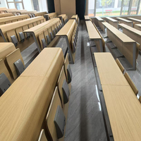 Salle de classe avec rangée de chaises auditorium universitaire église sièges en bois mobilier scolaire salle de conférence escaliers tables et chaises