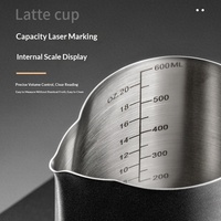 Pichet à latte en acier inoxydable de style italien avec bec verseur, surface texturée pour mousse, logo gravé au laser, design moderne et minimaliste