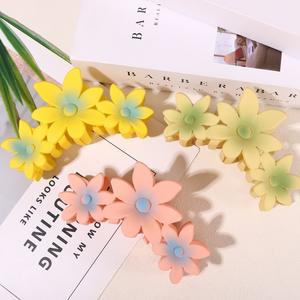 Pinza de Pelo Esmerilada para Mujer, con Tres Flores en Forma de Huevo, Color Sólido, Material Plástico, Perla y PC, para Niñas - Product Image 2