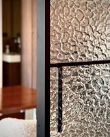 Porte coulissante intérieure en verre cannelé avec cadre noir mat, sur mesure, porte de séparation