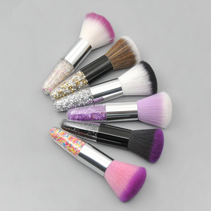 Brocha de maquillaje Kabuki bonita con logotipo personalizado al por mayor, brocha para polvos rubor, brocha Kabuki sintética con mango de diamante - Product Image 1