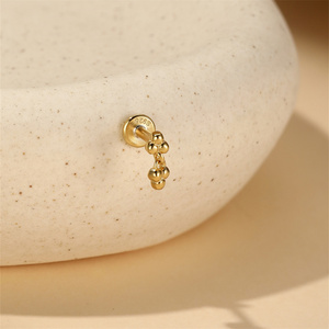 Piercing d'oreille minimaliste en argent sterling S925 plaqué or de qualité supérieure, hypoallergénique, pour femme - Product Image 6