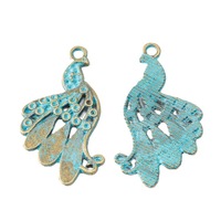 Nouveau design, pendentif en métal personnalisé en forme de paon à queue longue ajourée, luminaire moderne en métal pour breloques