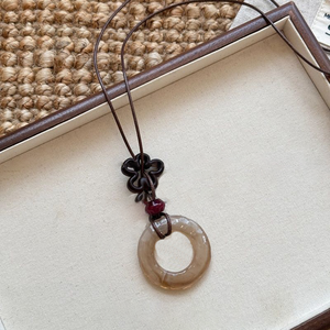 Collier en pierre naturelle, texture artisanale, style minéral brut, design tendance et à la mode. - Product Image 3