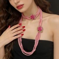 Collier long à plusieurs rangs en fausses perles avec fleur de camélia et incrustation de diamants pour accessoires de mariage vintage