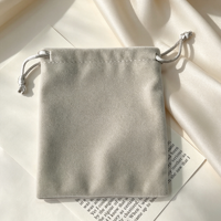 Pochette à cordon en velours gris clair personnalisée, sac de rangement pour bijoux en velours doux pour collier, bague, boucles d'oreilles, emballage cadeau de marque