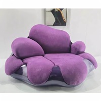 Canapé inclinable en forme d'arc de style minimaliste italien moderne avec revêtement en velours nuage pour petits salons et clubs - Design de luxe léger