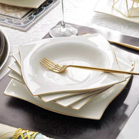 Assiettes carrées en porcelaine fine écologiques pour la vente directe, couleur personnalisée, assiettes de restaurant en porcelaine blanche avec bord doré, vente en gros