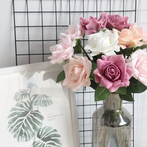 Venta al por mayor rosas blancas rojas flores artificiales seda tacto real rosas artificiales <span class=keywords><strong>a</strong></span> granel tallo único ramo de rosas - Product Image 3