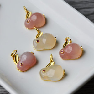 Colgante de conejo tallado en ágata natural para la elaboración de pulseras, un gelatina de lichi aleatoria y una gelatina de escarlata aleatoria - Product Image 1