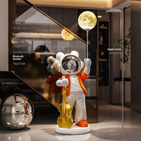 Lampe de sol en résine peinte à la main, grande, en forme d'astronaute spatial, de violoncelle et de lune, pour salon, chambre à coucher, ou cadeau de pendaison de crémaillère