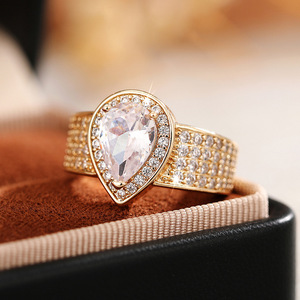 Anello a Goccia con Cinque File di Pavé per Donne, Elegante Gioiello da Dito per Matrimonio e Moda - Product Image 6