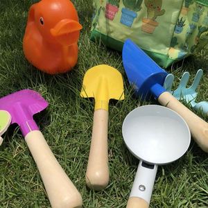Juego de Nueve Piezas de Juguetes de Playa para Niños, Multiusos, para Exteriores, Incluye Pala de Arena de Madera y Artículos de Plástico, Juego al Aire Libre - Product Image 6