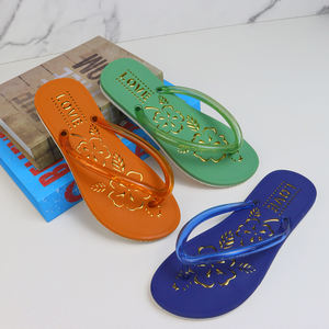 Sandalias de nuevo diseño para mujeres y hombres, fáciles de usar Chanclas de playa, zapatillas para damas - Product Image 1