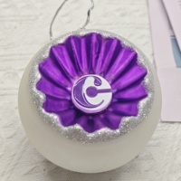 Réflecteur sphérique en verre violet à succès avec reflets argentés, idéal pour la décoration de Noël et des fêtes à la maison