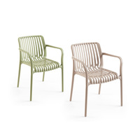 Chaise de jardin moderne minimaliste en plastique imperméable avec dossier pour salons de thé et piscines