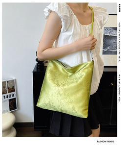 Túi hình lưỡi liềm nhẹ nhàng với một dây đeo vai có thể được đeo dưới cánh tay hoặc trên lưng exudes sang trọng và là Perfec - Product Image 6