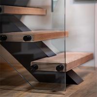 Escalier droit monodirectionnel noir ST Factory avec garde-corps en verre à entretoises, marches ouvertes en bois massif, pour intérieur