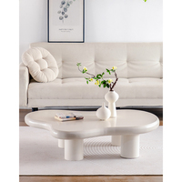 Canapé de salon nuancé blanc, style nordique minimaliste et moderne, avec table basse en bois massif, design nuage de luxe