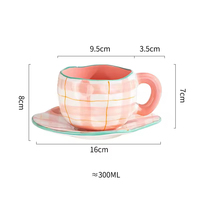 Les tasses en céramique à motif de fleurs et d'assiettes mignonnes peintes à la main de 250ml comprennent une tasse et une soucoupe pour la maison et le bureau
