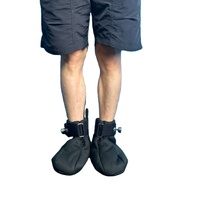 Bottes verrouillables avec semelle à rivets stimulants pour les amateurs de couches ABDL et les jeux de régression d'âge