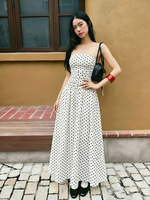 Robe longue d'été fluide plissée taille haute vintage à pois sans col ni bretelles pour femme 2026