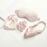 Ensemble cadeau 4 pièces personnalisé avec logo, imprimé léopard, respirant et minimaliste, comprenant un masque de sommeil, un chouchou en fausse soie, un bandeau et un sac de rangement