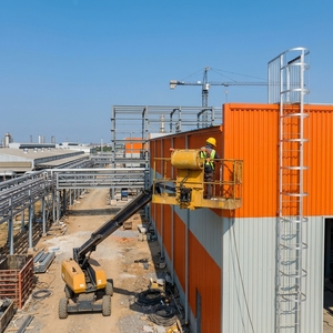 Bâtiment préfabriqué en structure métallique à faible coût pour atelier minier, entrepôt d'équipement et usine industrielle en Afrique - Product Image 2