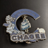 Broches personnalisées en métal avec breloques, impression UV texturée délavée avec dôme en époxy, pour événements saisonniers de marques et objets de collection pour fans