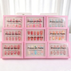 30 faux <span class=keywords><strong>ongles</strong></span> à presser, forme amande, motifs dorés 3D, détails floraux et strass, semi-artisanaux, brillants, réutilisables - Product Image 3