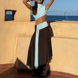 ชุดกระโปรงแฟชั่นใหม่สำหรับผู้หญิง ดีไซน์ต่อผ้าแบบไม่สมมาตร ตัดสีตัดกัน กระโปรงเข้าชุดกับเสื้อครอปท็อป ชุดเซ็ตสองชิ้นสำหรับผู้หญิง - Product Image 1