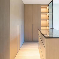 Armoire de chambre moderne autoportante avec portes à panneaux plats, design gain de place et multifonctionnel