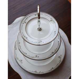 Soporte para Pastel de Porcelana Ecológico de Tres Niveles Royal Grafton, Decoración Elegante Camille, Forma Cuadrada para Pasteles de Boda - Product Image 2