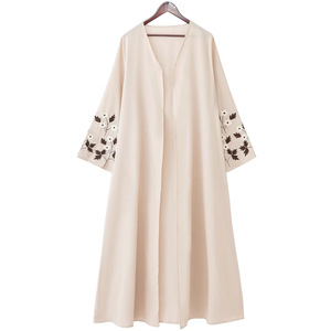 Elegantes Besticktes Organza-Abaya-Kaftan-Kleid mit Ausgestellten Ärmeln, Blumenmuster und Kontrastfarben, Luxuriöse Modest-Mode für Damen - Product Image 4