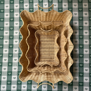 Toque de calidez y estilo elegante para cualquier espacio, perfecto para servir cócteles exclusivos o exhibir decoración, juego de bandejas onduladas de ratán - Product Image 1