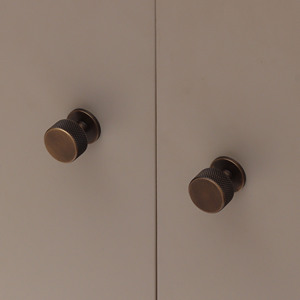 HK0900 Manija de perilla redonda de latón macizo Diseño moleteado para muebles Cocina Armario Puerta Tirador Cajón Uso - Product Image 2
