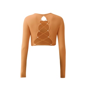 Haut de yoga personnalisé grande taille respirant léger sexy dos nu avec coussinets de poitrine, vêtement d'extérieur portable, entraînement estival à manches longues - Product Image 4