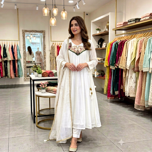 Conjunto de Traje Anarkali Largo Bordado en Blanco con Dupatta, Estilo Mul Chanderi, para Mujer, Ropa India y Pakistaní, Ideal para Fiestas, Bodas y Eventos Festivos - Product Image 1