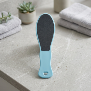 Râpe à pieds professionnelle écologique en plastique double face à long manche portable avec 120 tampons de papier de verre pour éliminer les callosités et prendre soin de la peau - Product Image 3
