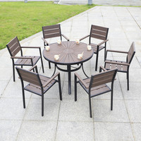 Table ronde en bois plastique pour cour extérieure Sun Leisure, table de jardin et de café en aluminium avec 4 sièges