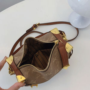 Sac à main haut de gamme et luxueux avec une bandoulière portable et une fermeture éclair. 229 - Product Image 2